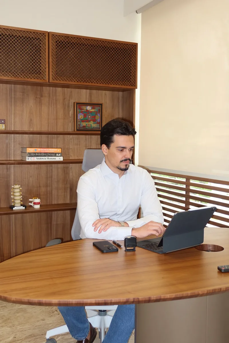 Dr. Bernardo Queiroz em seu consultório na Körpem, em Belo Horizonte